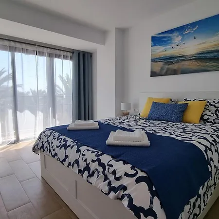Maite Blue Beachfront Апартаменти
