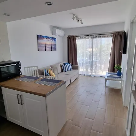 Maite Blue Beachfront Апартаменти *