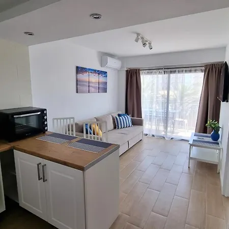 Maite Blue Beachfront Апартаменти *